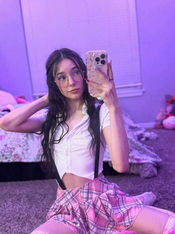 Full leaked Izzyuwuu private onlyfans photo
