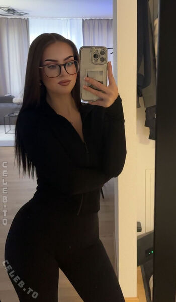 Full leaked Lauraaasmk private onlyfans photo