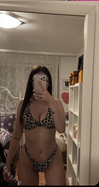 Full leaked Lauraaasmk private onlyfans photo